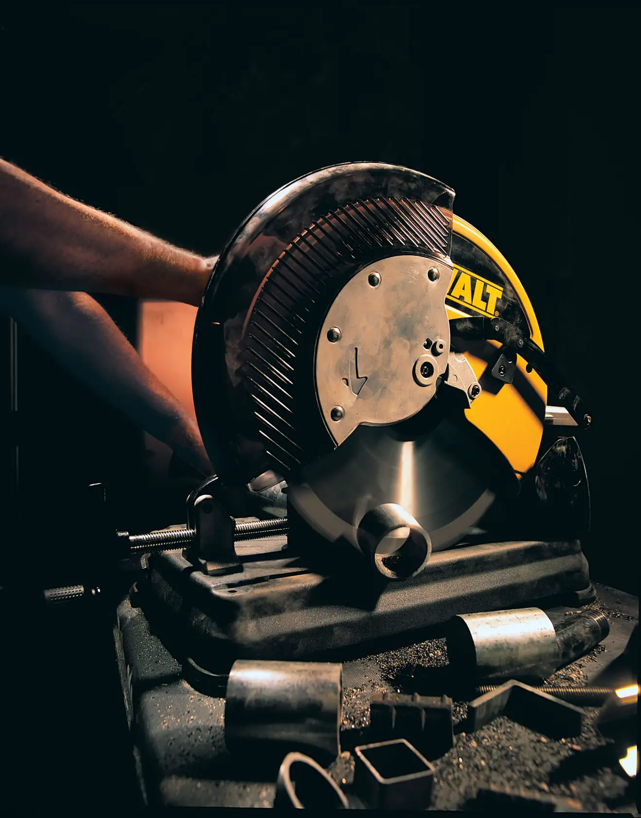 Abbildung einer DEWALT Metalltrennsäge, Modell DW872, mit beschrifteten Merkmalen wie ergonomischem Griff, verstellbarem Quick-Fence, großer Schnittleistung, Schnellspann-Schraubstock und einfacher Transportierbarkeit zu und von Baustellen.