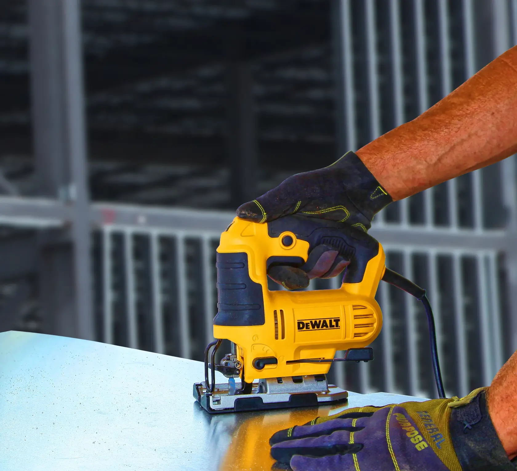 Eine Person mit Handschuhen benutzt eine gelb-schwarze DEWALT Stichsäge, um ein Metallblech zu schneiden.