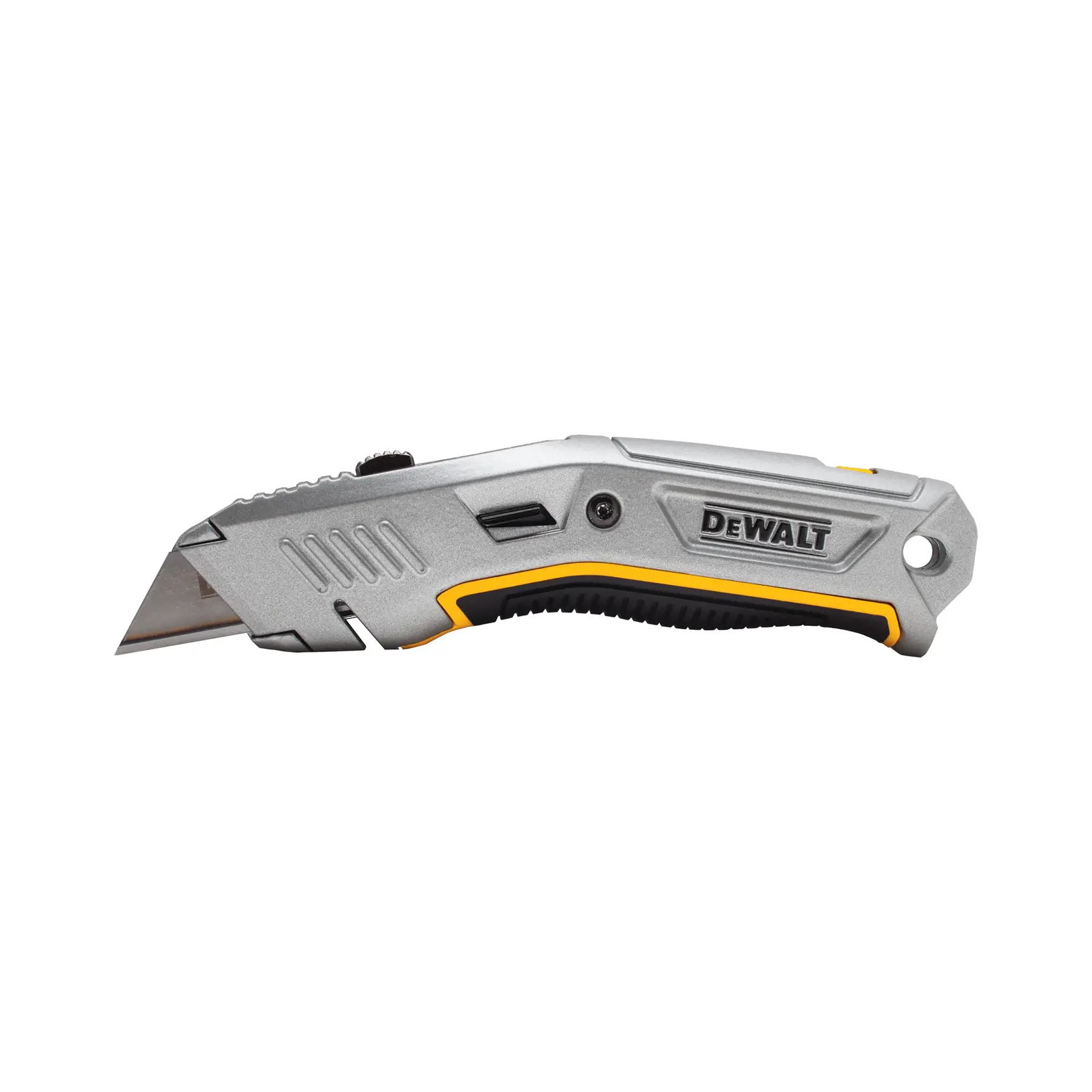 Un couteau utilitaire DEWALT avec un corps métallique, des accents jaunes et noirs, et une lame rétractable, présenté sur un fond blanc.