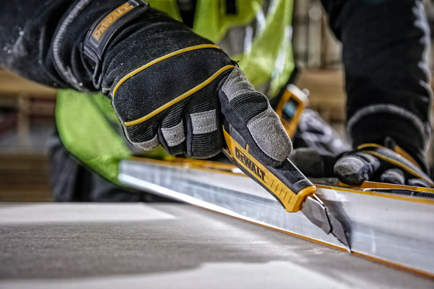 Cutter 18 mm à lame sécable avec molette de blocage DEWALT®