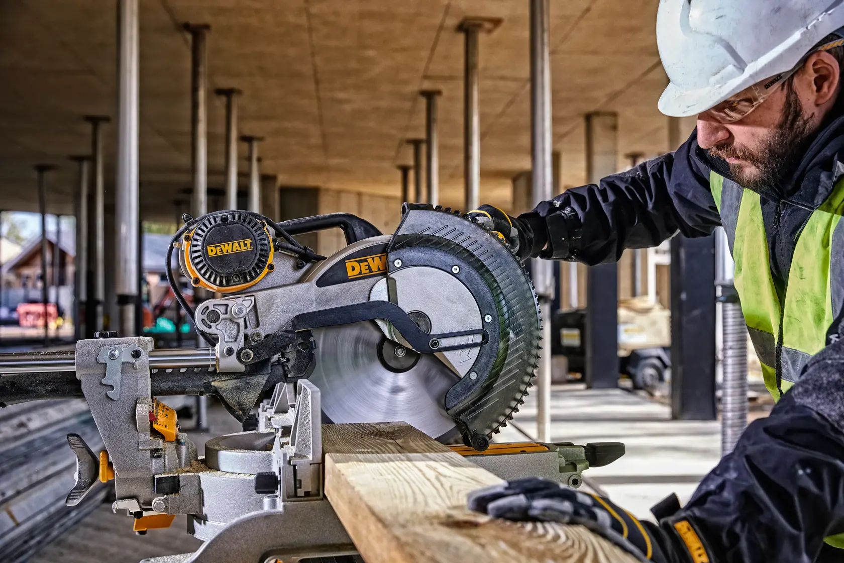 DEWALT DWS780, DWS780KIT Gehrungssäge im Einsatz auf Baustelle. Arbeiter sägt Holz. Kategorie Fotografie.