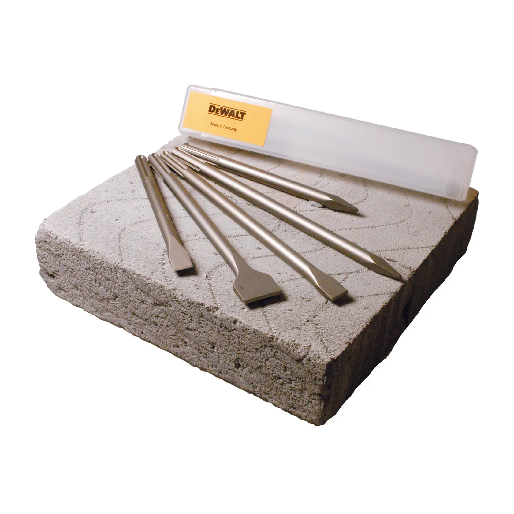 Set DEWALT SDS-Max con cinco puntas metálicas y estuche plástico sobre bloque de hormigón.