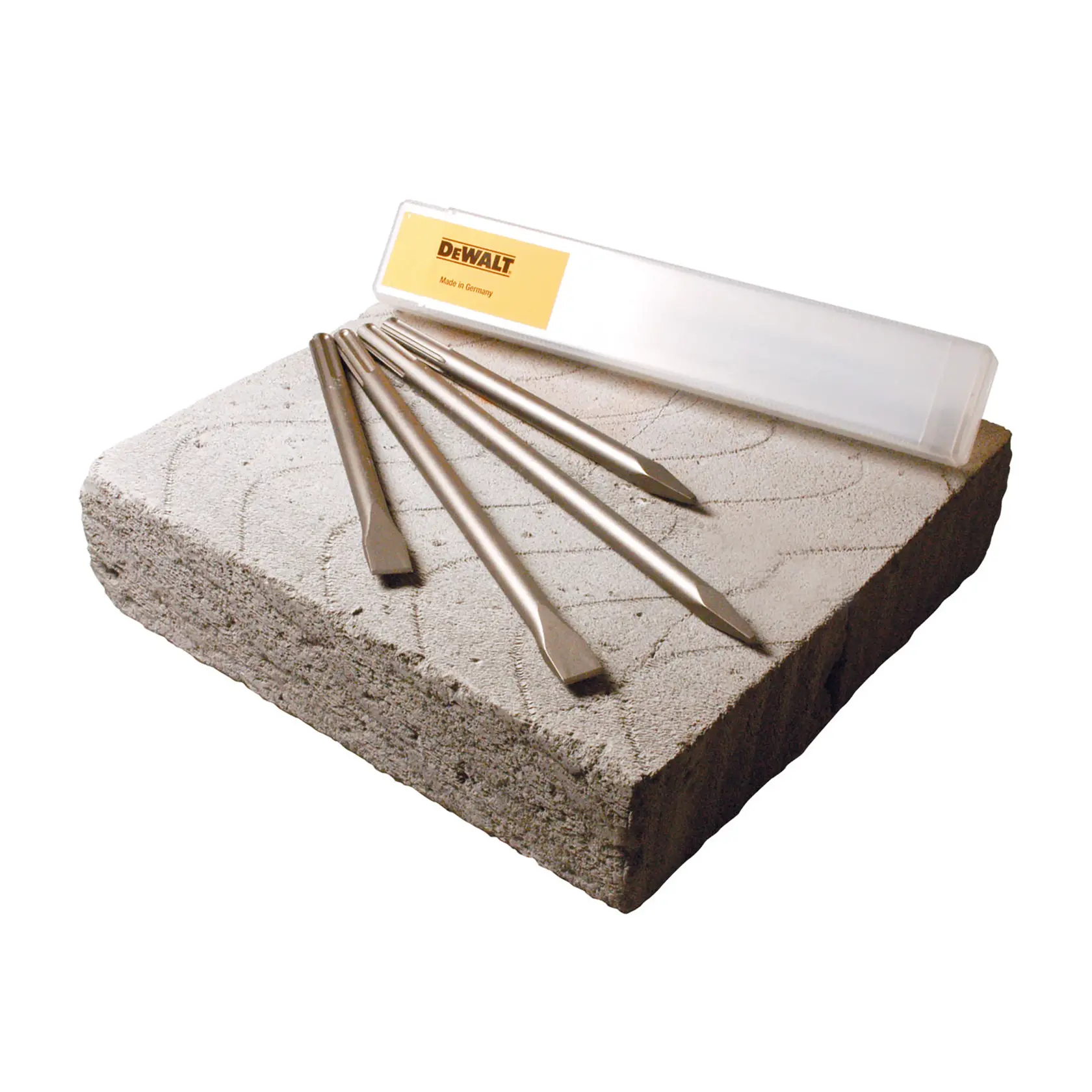 Set de burins DEWALT SDS Max avec quatre burins et étui sur un bloc de béton.
